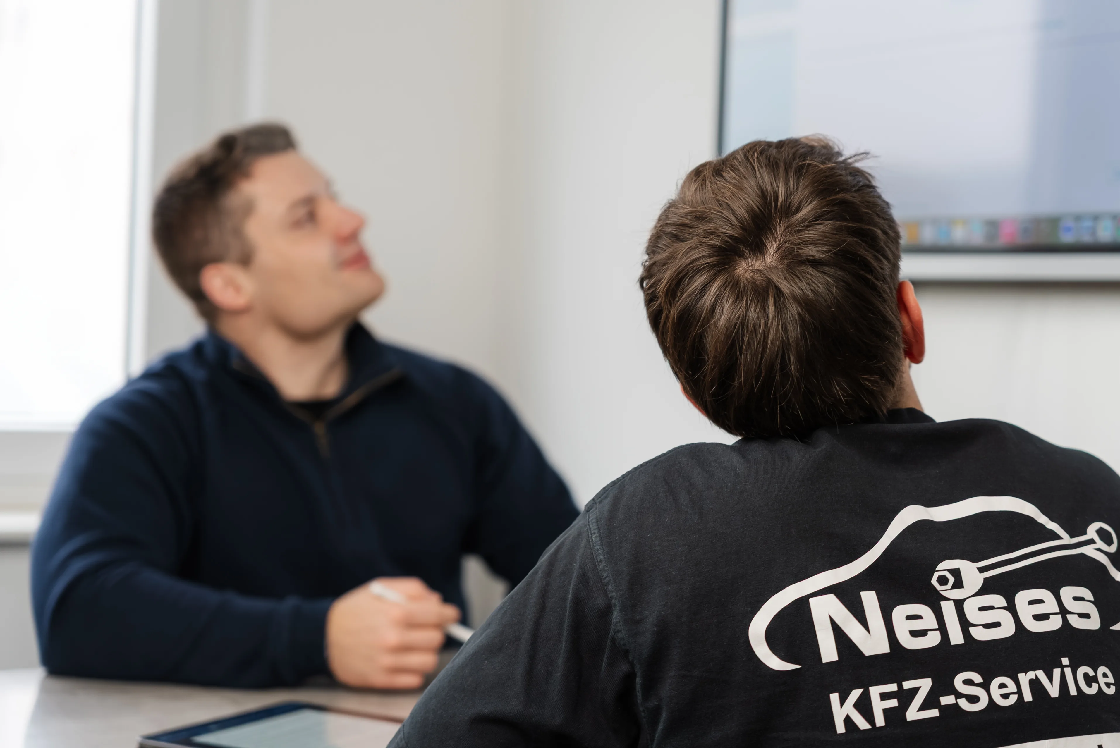 HR-Team und Beschäftigte im Gespräch am Besprechungstisch – bAV als gelebter Prozess