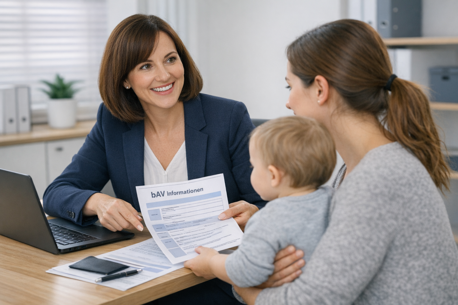 Vorschaubild: bAV in der Elternzeit: Pflichten & Haftungsrisiken für HR